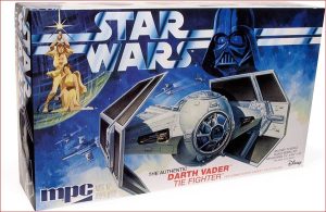 KIT STAR WARS 1:32 A NEW HOPE DARTH VADER TIE FIGHTER